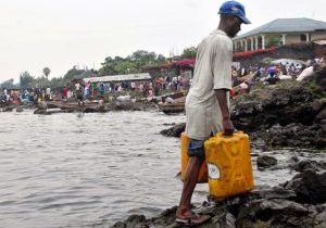 Resize-of-Ambiance-au-bord-du-lac-Kivu-pr_s-du-port-public-de-Goma.-Cet-homme-fait-des-va-et-vient-pour-aprovisionner-ses-clients-en-eau-quil-puise-dans-le-lac.-Photo-MONUSCO-Tony-NTUMBA